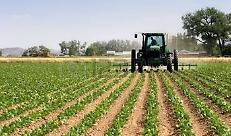 217852-agricoltore-sul-suo-trattore-plowing-campo-rurale-wyoming